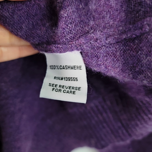 Knit & Link Women's Purple  100% Cashmere V-neck Ribbed Cuffs Sweater Sz Medium - Picture 10 of 11